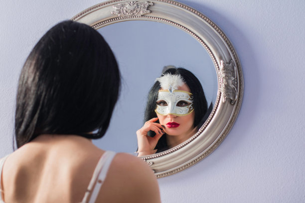 美丽神秘的年轻女子在狂欢面具图片下载