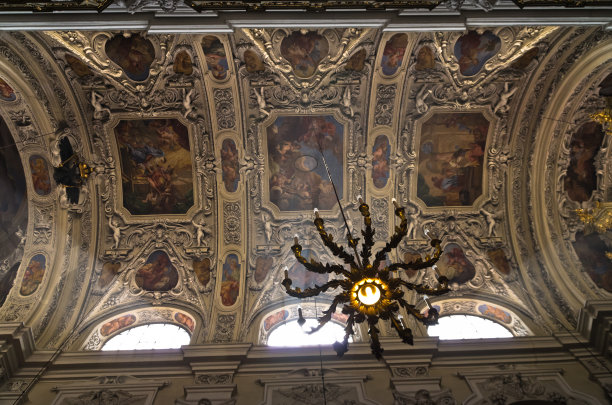 维也纳多米尼加教堂内的吊灯、壁画和其他装饰图片下载