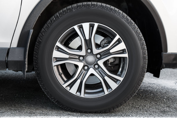 带有轮子的白色现代汽车碎片图片下载