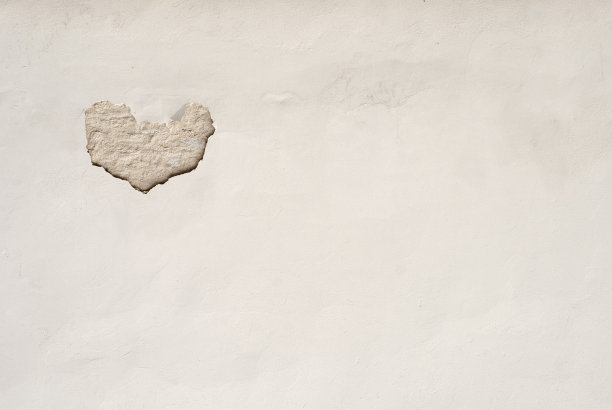 灰泥墙与裂缝砖心形状图片下载