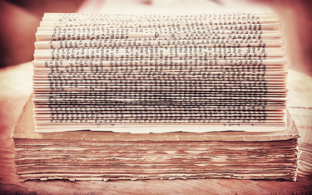 打开书背景的复古滤镜图片。图片下载