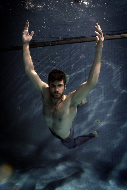 概念上的水下时尚图片下载