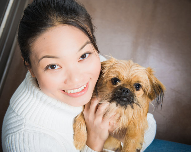 年轻女人和她的狗图片下载