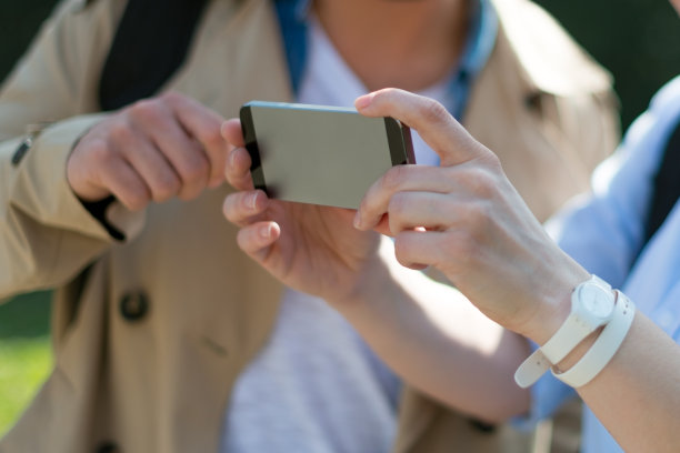 使用智能手机时，人的手图片下载