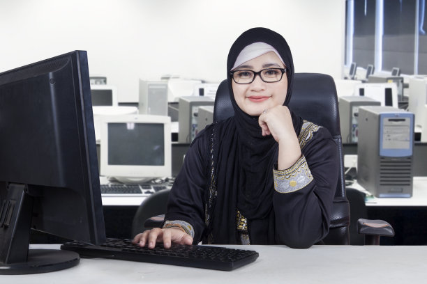 在办公室微笑的年轻阿拉伯工人图片下载