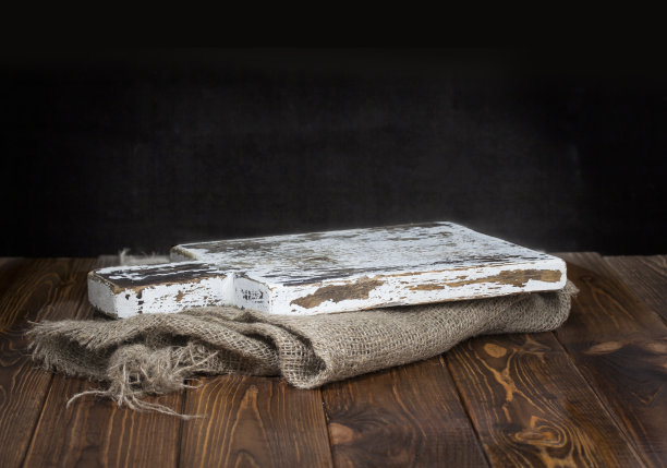带有粗麻布桌布的旧木砧板图片下载