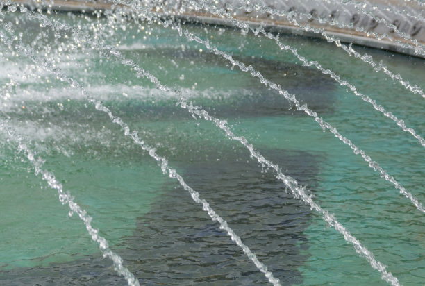 水从室外喷泉倾泻而下图片下载