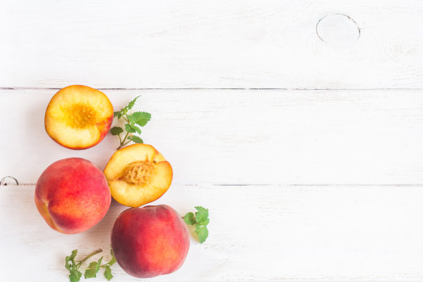 鲜桃白底，俯视图，平铺图片下载