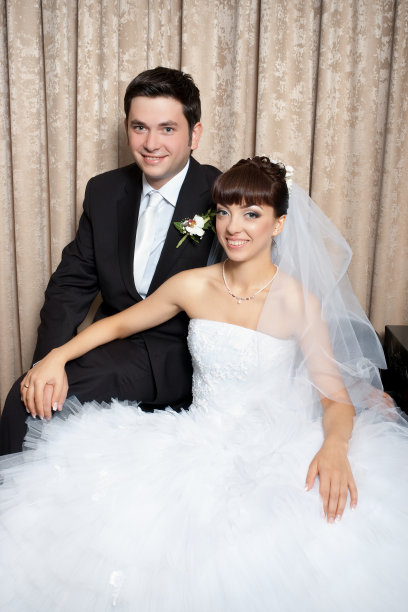 微笑幸福的新婚夫妇图片下载