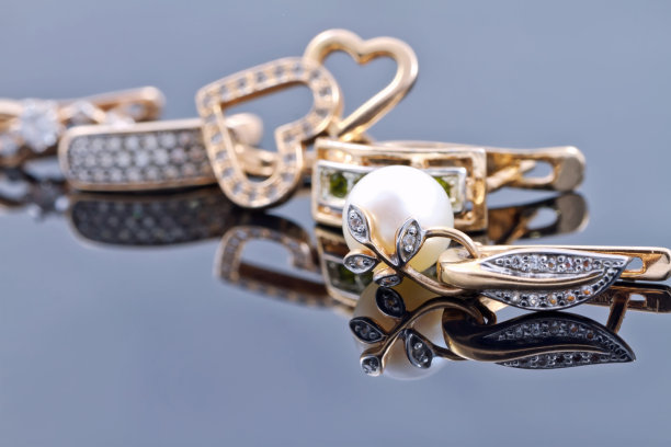 不同年份和不同版本的金耳环图片下载