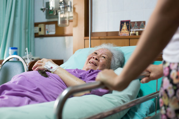 女儿去医院探望妈妈病人图片下载