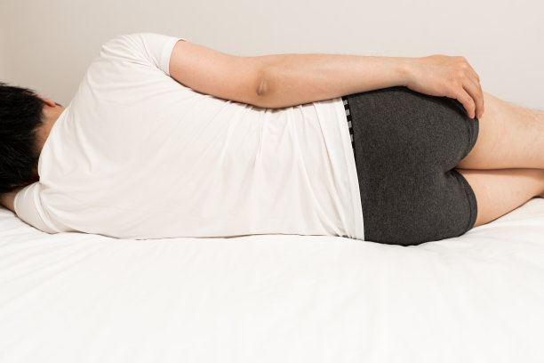 一个亚洲人躺在床上图片下载