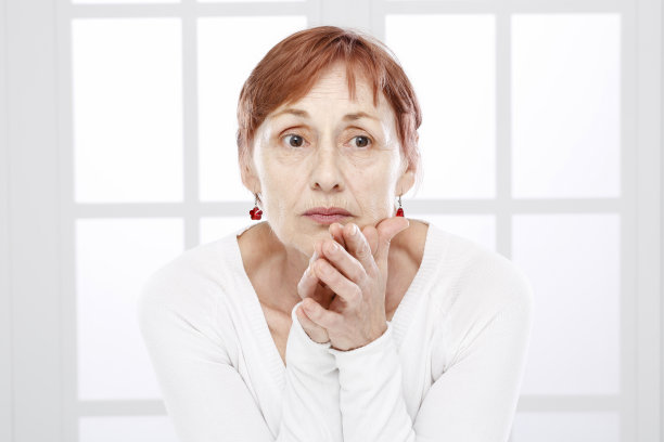 成熟的女人和皱纹。图片下载