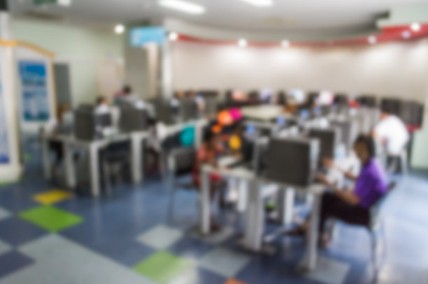 模糊的人在IT中心图片下载