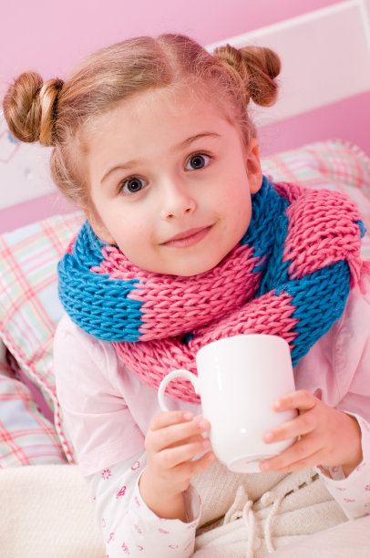 生病的小女孩喝着热柠檬茶图片下载