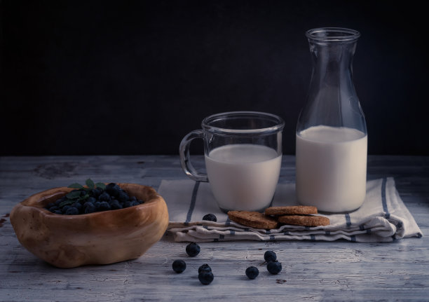 有饼干、牛奶和蓝莓的乡村静物画图片下载