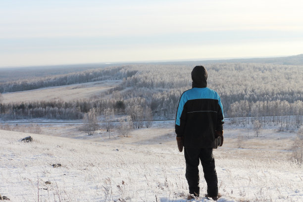 那个冬天站在山顶上的人图片下载
