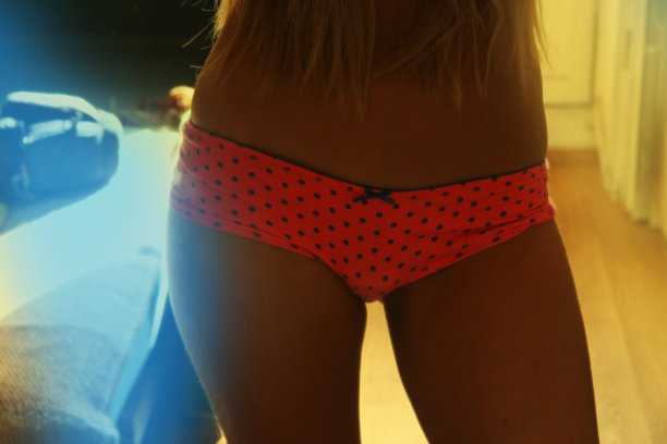 穿着短裤图片下载