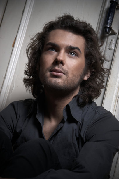 沉思的年轻可爱的男孩望着远方图片下载