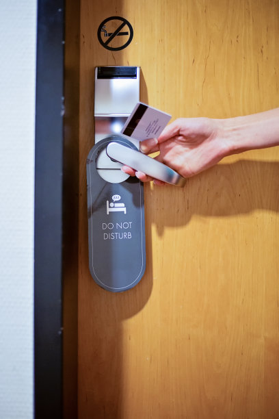 女性手握门把手，上面写着请勿打扰图片下载
