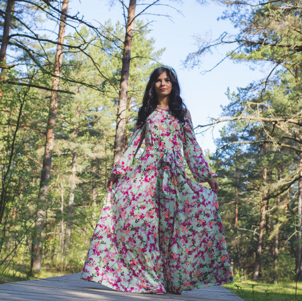 美丽的女人，夏日森林里的仙女公主图片下载