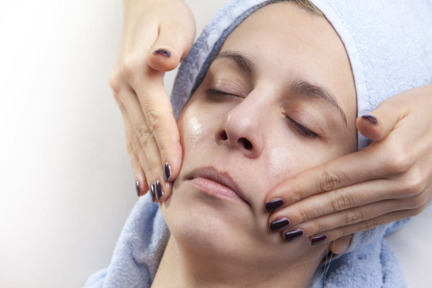 女人给女孩玩面膜图片下载