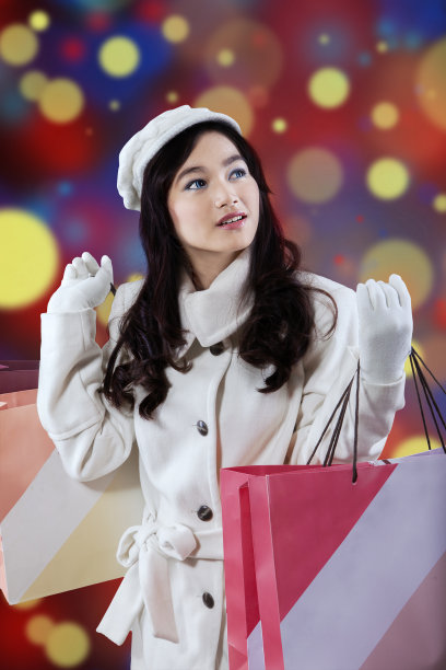 漂亮的女孩提着购物袋图片下载