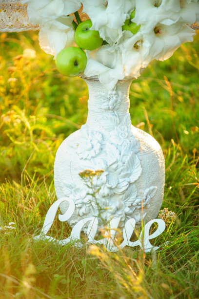 白色古董花瓶，以自然为背景装饰图片下载