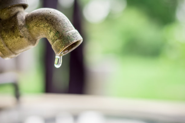 生锈的旧水龙头漏水图片下载