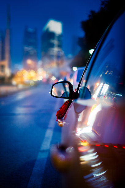 汽车在夜晚的城市道路上行驶图片下载