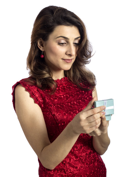 年轻女子正在打开她的生日礼物图片下载