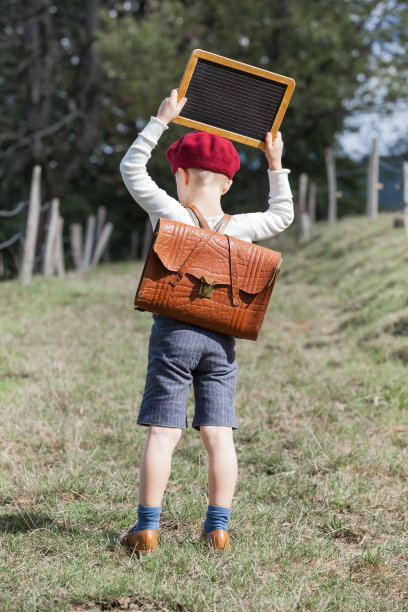 学校男孩和他的黑板图片下载
