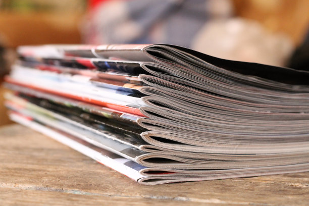 木桌上放着杂志图片下载