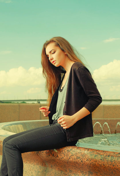 寂寞的女孩想找人聊聊。穿着浅灰色毛衣图片下载