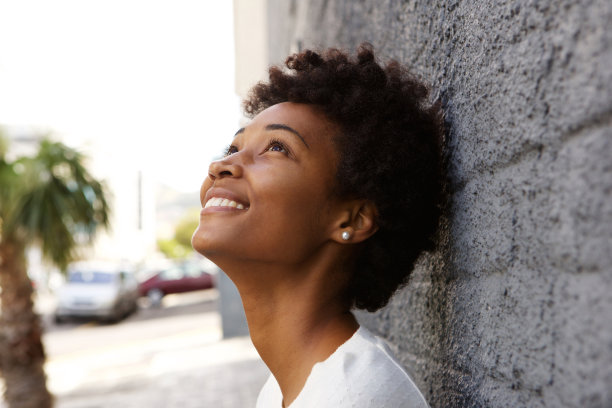 年轻女子抬头的特写图片下载