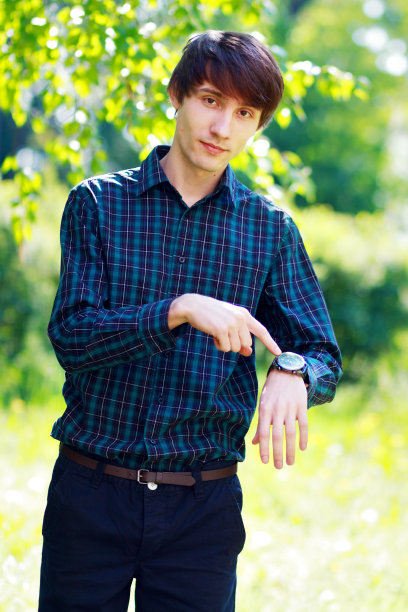 男人指着他的手表图片下载