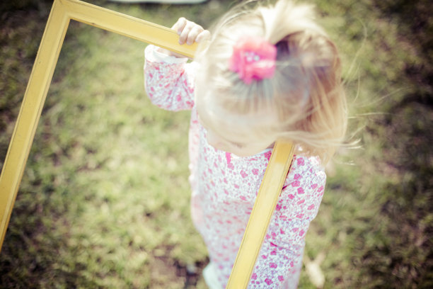 女孩在公园图片下载
