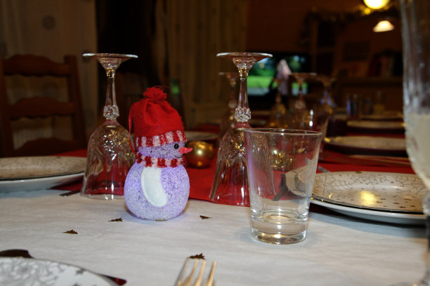 圣诞节餐桌上图片下载