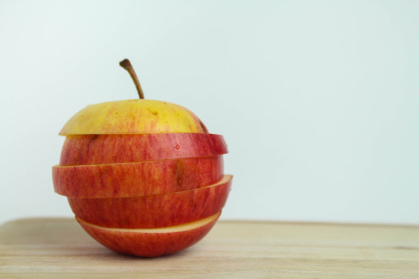 在白色背景上分离抽象的苹果切片图片下载