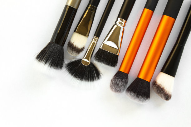 在白色背景上单独的化妆笔刷。图片下载