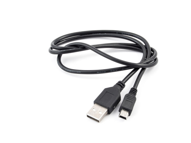 盘绕的黑色USB电缆隔离在白色背景图片下载