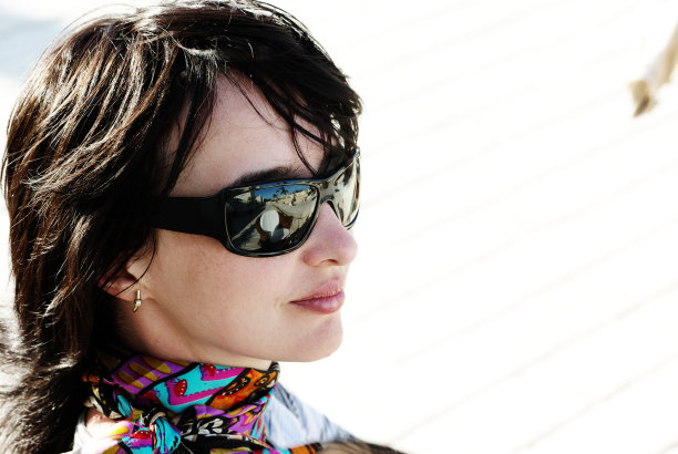 戴着围巾戴着墨镜的漂亮女人图片下载