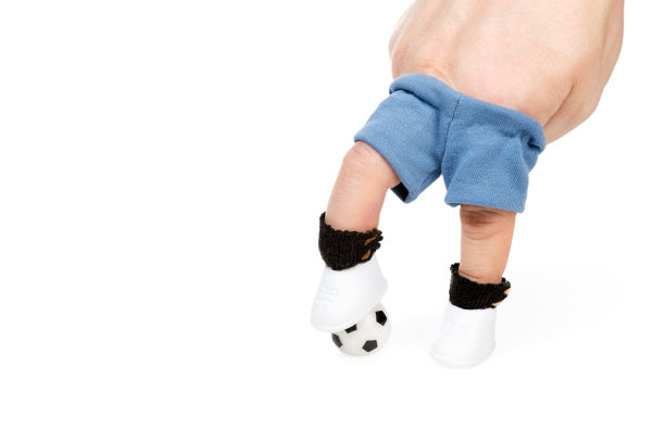 足球运动员的脚踩在足球上图片下载