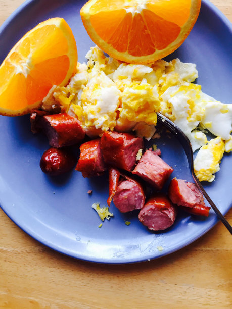 早餐有香肠、鸡蛋和橘子图片下载