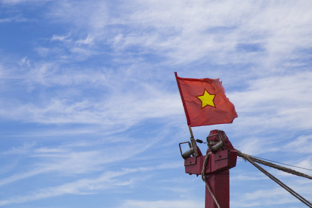 一面越南国旗挂在渔船的飞桥上图片下载