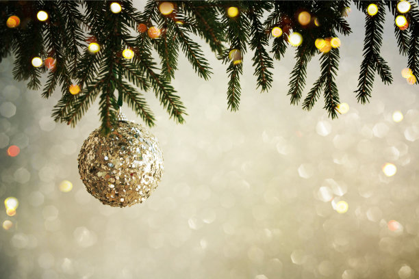 近距离拍摄散景背景上的圣诞装饰图片下载