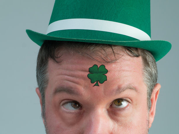 圣帕特里克节狂欢者前额纹身图片下载