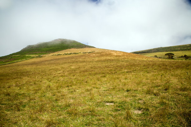 位于南威尔士mwnt之上的山丘图片下载