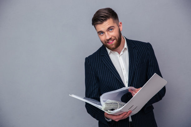 商人阅读文件夹中的文件图片下载