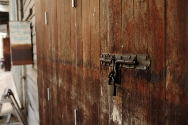 旧金属挂锁和插销。图片下载